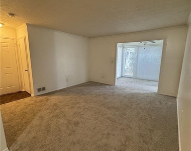 201 Augusta Drive Se - Photo Thumbnail 2
