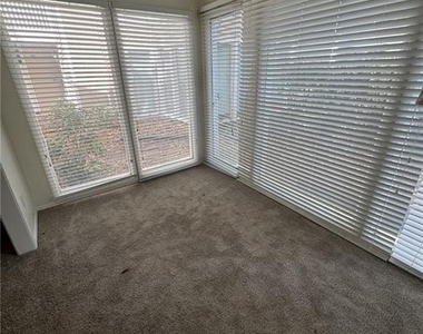201 Augusta Drive Se - Photo Thumbnail 4