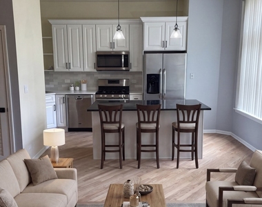 818 N Dearborn Street - Photo Thumbnail 2