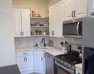 818 N Dearborn Street - Photo Thumbnail 4