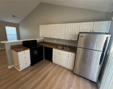 113 W Sellers Street - Photo Thumbnail 3