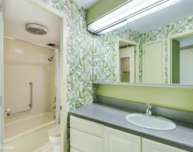 300 N State Street - Photo Thumbnail 4