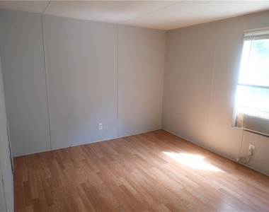 6175 Leigh Lane - Photo Thumbnail 4