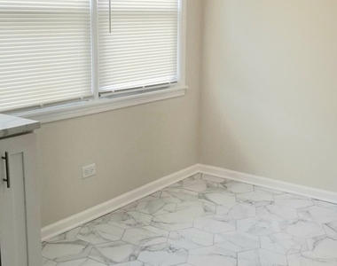 8407 W Brodman Avenue - Photo Thumbnail 7