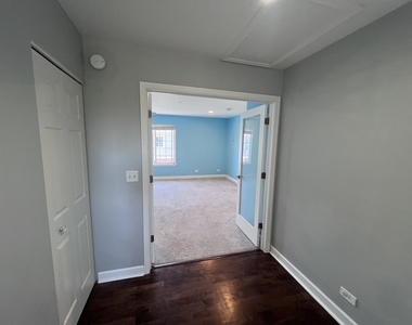2106 W Concord Lane - Photo Thumbnail 7