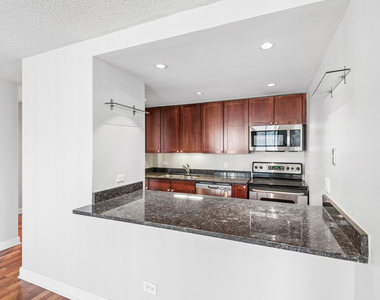 30 E Huron Street - Photo Thumbnail 4