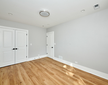 5800 N Maplewood Avenue - Photo Thumbnail 12