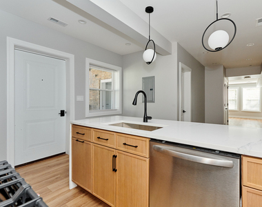 5800 N Maplewood Avenue - Photo Thumbnail 7