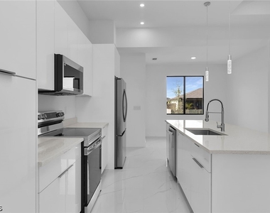 4202 Nw 33rd Street - Photo Thumbnail 3