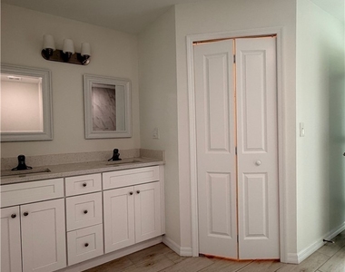 3006 Nw 9th Court - Photo Thumbnail 3