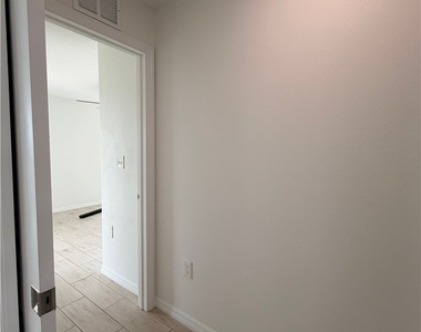 3006 Nw 9th Court - Photo Thumbnail 9
