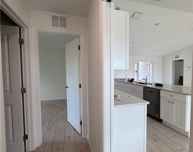 3006 Nw 9th Court - Photo Thumbnail 5