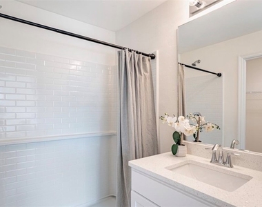 228 Nw 24th Avenue - Photo Thumbnail 2