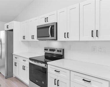 2221 Nw 43rd Avenue - Photo Thumbnail 4