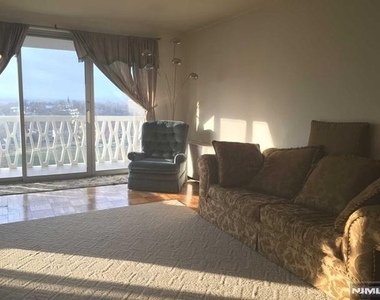 2000 Linwood - Photo Thumbnail 3