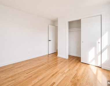 114 King - Photo Thumbnail 6