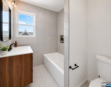 114 King - Photo Thumbnail 8