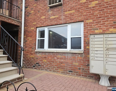 340 Undercliff - Photo Thumbnail 11