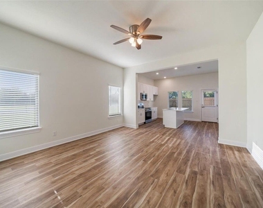410 W Marlin Street - Photo Thumbnail 4