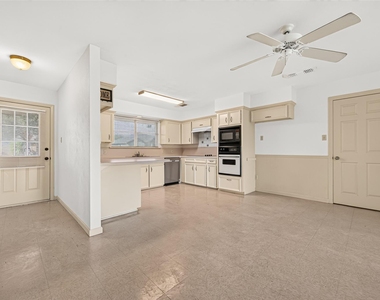 9231 Kostelnik Street - Photo Thumbnail 15