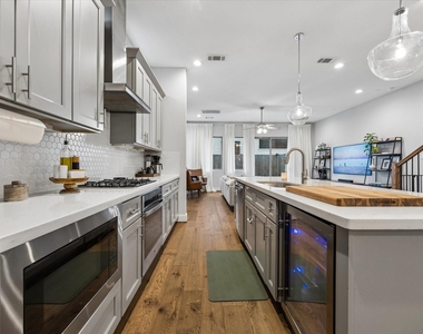 2704 Baldwin Street - Photo Thumbnail 3