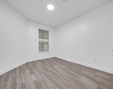 1009 Bay Area Boulevard - Photo Thumbnail 12