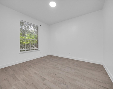 1009 Bay Area Boulevard - Photo Thumbnail 6