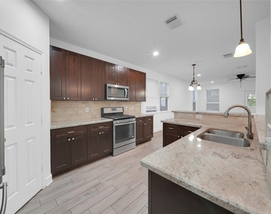 1009 Bay Area Boulevard - Photo Thumbnail 3