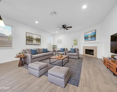 1009 Bay Area Boulevard - Photo Thumbnail 2