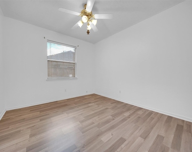 1009 Bay Area Boulevard - Photo Thumbnail 16