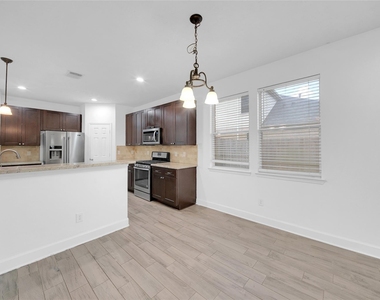 1009 Bay Area Boulevard - Photo Thumbnail 4