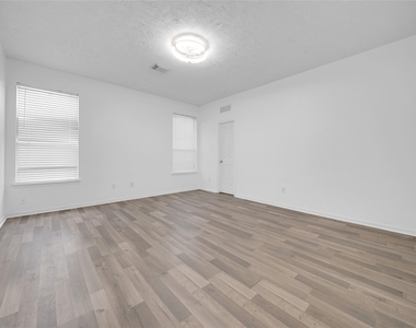1009 Bay Area Boulevard - Photo Thumbnail 8