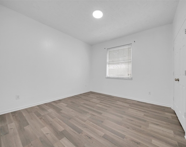 1009 Bay Area Boulevard - Photo Thumbnail 14