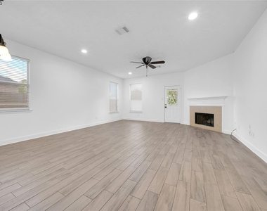 1009 Bay Area Boulevard - Photo Thumbnail 1
