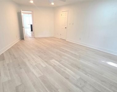 2104 Hedgerose Lane - Photo Thumbnail 15
