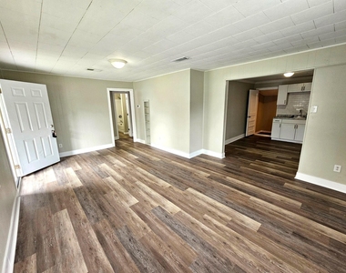 202 N Logan Street - Photo Thumbnail 4