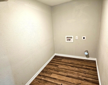 202 N Logan Street - Photo Thumbnail 14