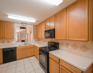17531 Hoover Gardens Drive - Photo Thumbnail 10