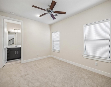 1029 Green Kensington Drive - Photo Thumbnail 3