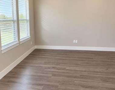 6702 Metro Boulevard - Photo Thumbnail 3