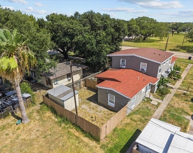 900 3rd Avenue - Photo Thumbnail 1