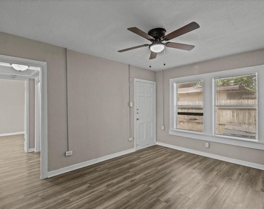 900 3rd Avenue - Photo Thumbnail 7