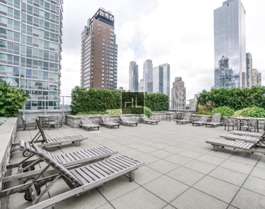 West 57th Street - Photo Thumbnail 7