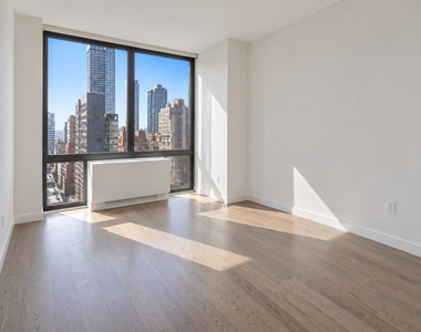 435 West 31st Street - Photo Thumbnail 3