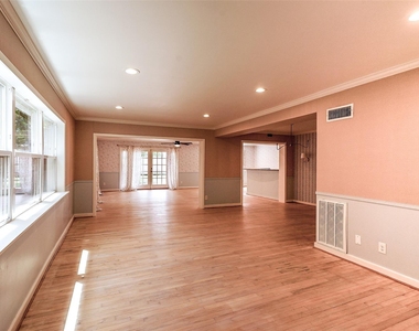 3827 Drake Street - Photo Thumbnail 2