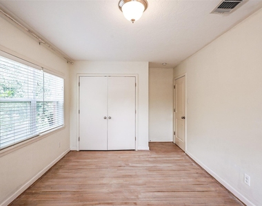 3827 Drake Street - Photo Thumbnail 21