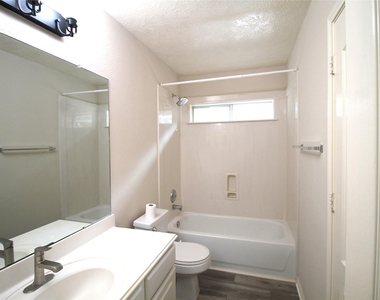 1206 Bonniefield Lane - Photo Thumbnail 3