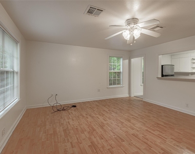 1015 Avenue J - Photo Thumbnail 3
