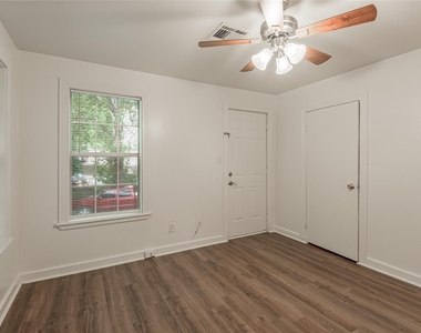 1015 Avenue J - Photo Thumbnail 10