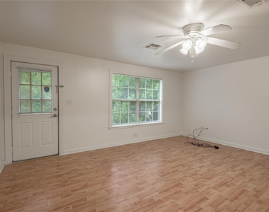 1015 Avenue J - Photo Thumbnail 4
